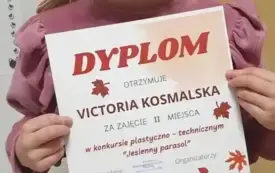VIKTORIA TRZYMA W RĘKU DYPLOM
