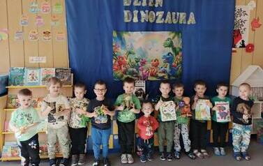 Dzieci z grupy Motylk&oacute;w pozują do zdjęcia