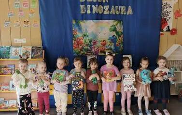 Dzieci z grupy Motylk&oacute;w pozują do zdjęcia