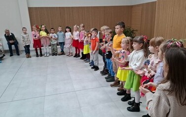 Dzieci występują przed publicznością