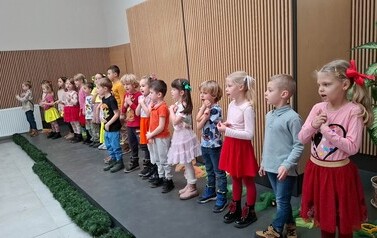 Dzieci występują przed publicznością
