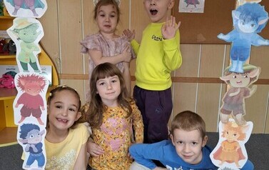 Dzieci pozują do zdjęcia w Czuciakowej fotobudce