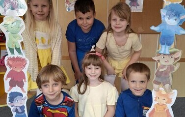 Dzieci pozują do zdjęcia w Czuciakowej fotobudce