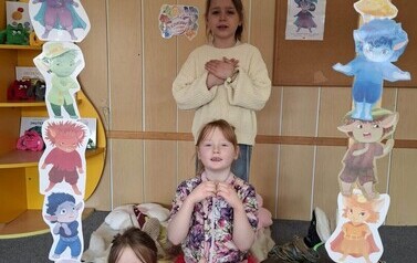 Dzieci pozują do zdjęcia w Czuciakowej fotobudce