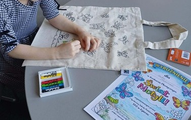 Dziewczynka koloruje torbę