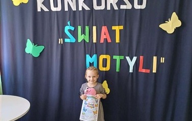Dziewczynka pozuje do zdjęcia