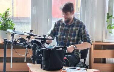 Prowadzący gra na instrumencie