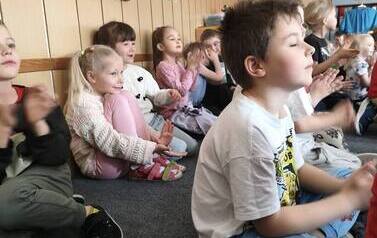 Dzieci biorą udział w zajęciach