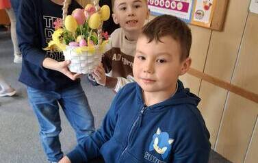 Dzieci pozują do zdjęcia