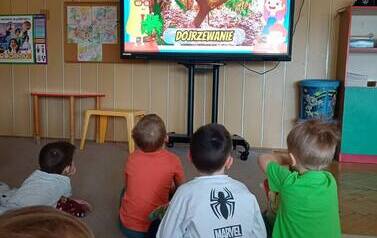 Dzieci oglądają film edukacyjny o czekoladzie