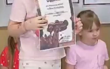 Dziewczynka pozuje do zdjęcia