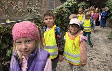 Dzieci zwiedzają zoo