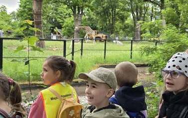 Dzieci zwiedzają zoo