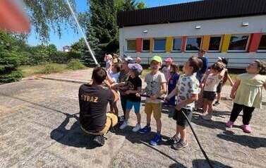 Dzieci biorą udział w pokazach Strażak&oacute;w