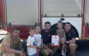 Dzieci pozują do zdjęcia
