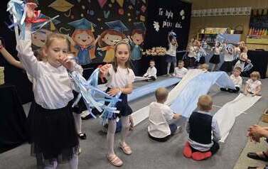 Dzieci występują przed rodzicami