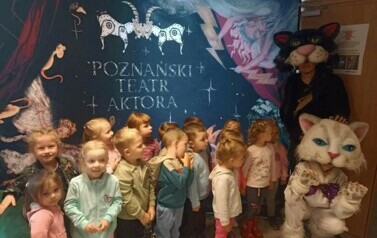 Grupa Biedronek wsp&oacute;lnie pozuje do zdjęcia z aktorami spektaklu pt. "Przygody Kota" 
