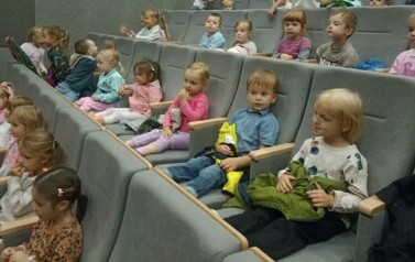 Grupa Biedronek siedzi w kinie i czeka na spektakl 