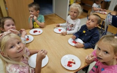 Dzieci z grupy zajączk&oacute;w jedzą słodki poczęstunek przygotowany przez mamę jednego z naszych przedszkolak&oacute;w 
