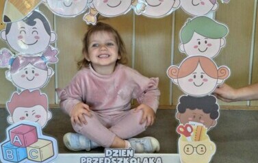 dziewczynka uśmiecha się w foto budce