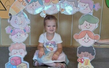 dziewczynka pozuje w foto budce