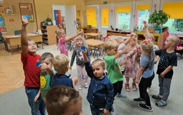 Grupa zajączk&oacute;w podczas zabawy tanecznej - pokazują k&oacute;łka 