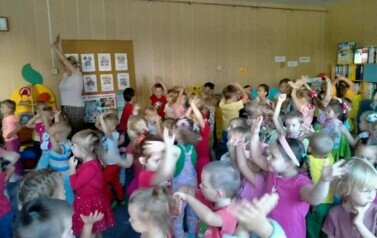 grupa wiewi&oacute;rek podczas wsp&oacute;lnego tańca 