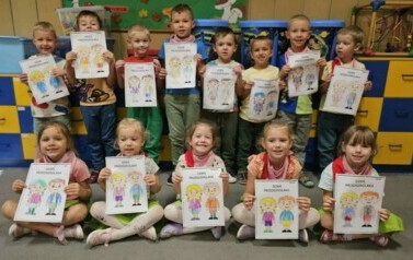 zające pozują do zdjęcia ze swoimi pracami plastycznymi