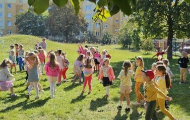 wsp&oacute;lne świętowanie dnia przedszkolaka w ogrodzie przedszkolnym
