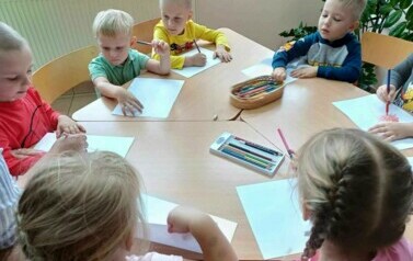grupa dzieci podczas pracy plastycznej