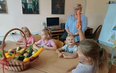 Dziewczynka trzyma marchewkę