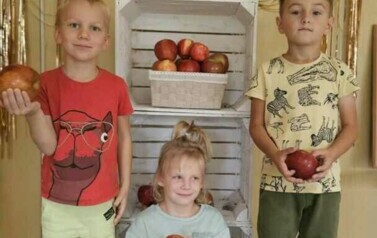 dzieci z grupy starszak&oacute;w pozują do zdjęcia