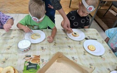 dzieci z grupy motylk&oacute;w eksperymentują ze smakiem jabłka