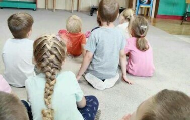 dzieci z grupy biedronek oglądają film edukacyjny o dniu jabłka