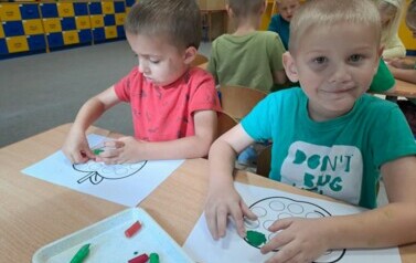 Dw&oacute;jka dzieci wykonuje prace plastyczną 