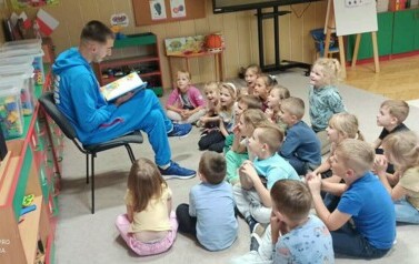 Dzieci słuchają bajki czytanej przez Pana Michała