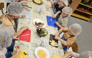Dzieci z grupy zajączk&oacute;w przygotowują zdrowe desery