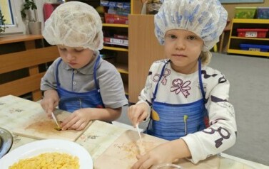 Dzieci z grupy zajączk&oacute;w kroją owoce