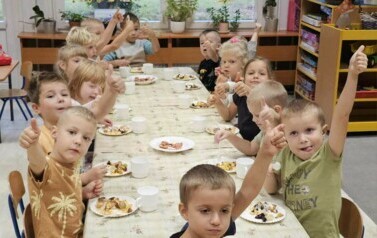 Dzieci z grupy zajączk&oacute;w podczas wsp&oacute;lnej degustacji zdrowego deseru