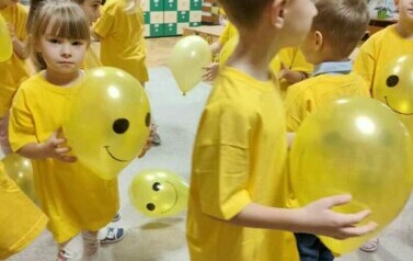 Dzieci chodzą z balonami