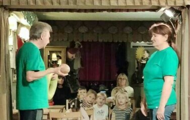 Dzieci oglądają spektakl