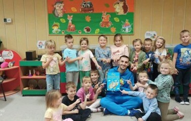 PAN MICHAŁ ZALEWSKI POZUJE Z KRASNOLUDKAMI DO PAMIĄTKOWEGO ZDJĘCIA