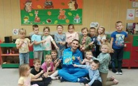 PAN MICHAŁ ZALEWSKI POZUJE DO PAMIĄTKOWEGO ZDJĘCIA Z KRASNOLUDKAMI