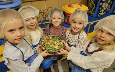 Dziewczynki z grupy zając&oacute;w pozują ze zrobioną sałatką