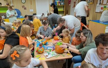 Dzieci z rodzicami tworzą dyniowe stworki