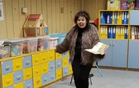 ZAPROSZONY GOŚĆ PANI ANNA PASZKOWWSKA RECYTUJE WYBRANE FRAGMENTY PRZYG&Oacute;D JEŻA SPOD MAISTA ZGIERZA WANDY CHOTOMSKIEJ.