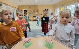 Reprezentant czerwonej drużyny i reprezentatka białej drużyny czekają na pytanie