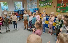 Dzieci podczas zabawy ruchowej z prowadzącą