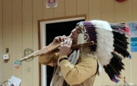 Indianin gra na instrumencie