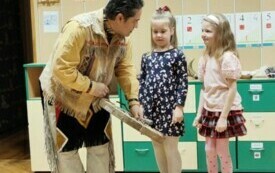 Dziewczynki słuchają gościa - Indianina